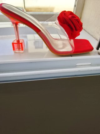 Vestido rojo largo con pedrería,costó 180euros