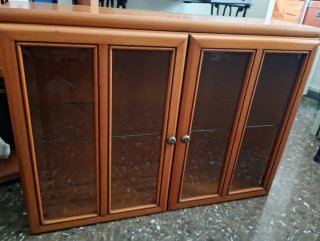 Vitrina de madera con puertas de cristal
