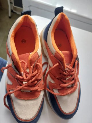 Zapatillas deportivas beige y naranja