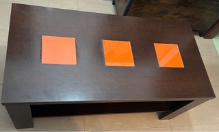 Tavolo da centro in legno e vetro arancione