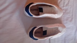 Zapatillas deportivas blancas con rayas
