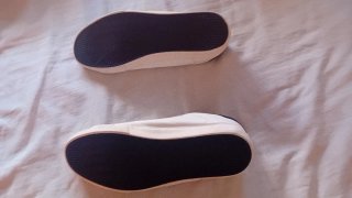 Zapatillas deportivas blancas con rayas