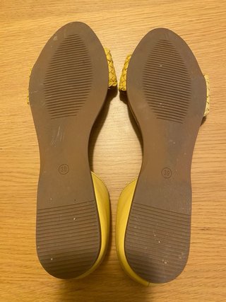 Sandalias Elisa Rivera Talla 39. Amarillo mostaza.