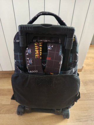 Mochila Totto con ruedas y diseño gamer