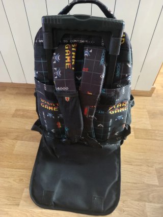 Mochila Totto con ruedas y diseño gamer