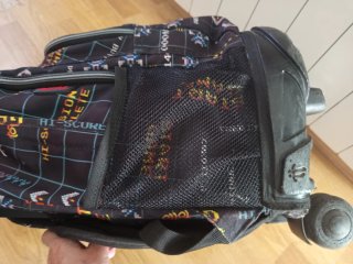 Mochila Totto con ruedas y diseño gamer