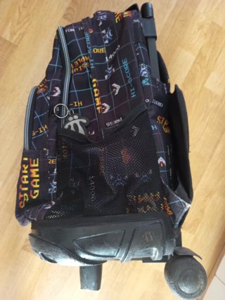 Mochila Totto con ruedas y diseño gamer