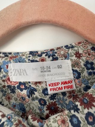 Vestido Zara floral con cuello babero