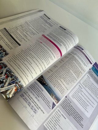 EXAM PROSPECTS 2 Student's book: libro de texto...