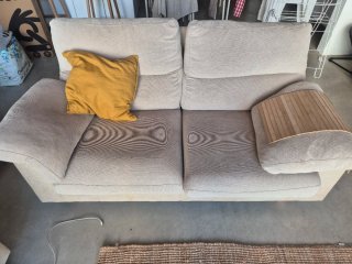 Conjunto sofás de tela beige con cojines amarillos