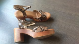 Sandalias de tacón con estampado de serpiente