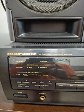 Amplificador Marantz Negro y dos altavoces 8 OHM