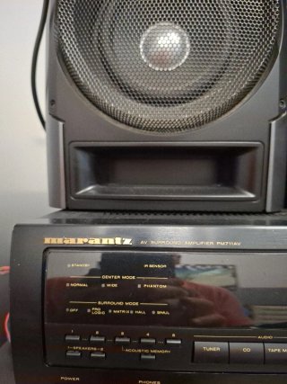 Amplificador Marantz Negro y dos altavoces 8 OHM