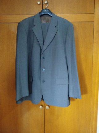 Traje gris talla 62 con pantalón modificado