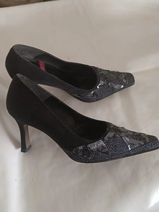 Zapatos de salón negros con lentejuelas