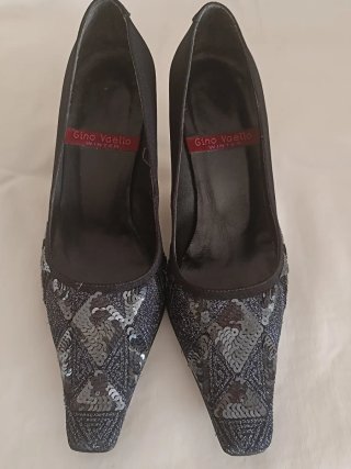 Zapatos de salón negros con lentejuelas