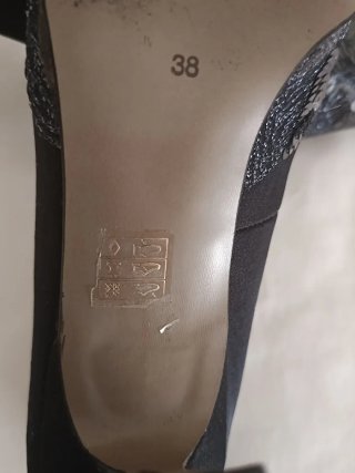 Zapatos de salón negros con lentejuelas