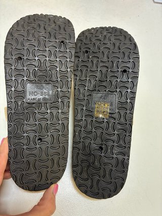 Zapatos tipo zueco beige y marrón