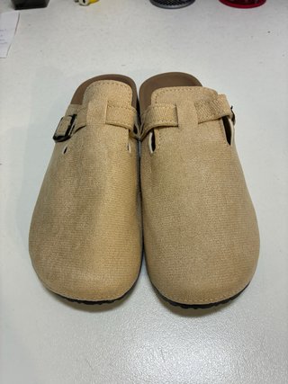 Zapatos tipo zueco beige y marrón