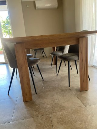 Mesa comedor larga y prácticamente nueva.