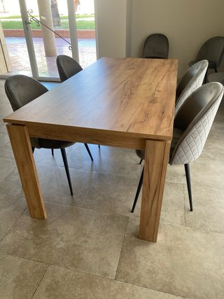 Mesa comedor larga y prácticamente nueva.