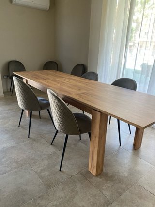 Mesa comedor larga y prácticamente nueva.