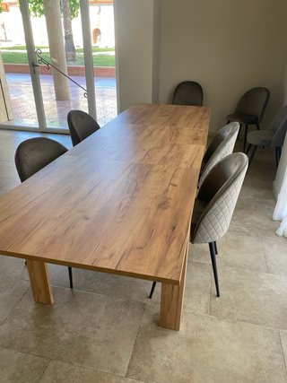 Mesa comedor larga y prácticamente nueva.