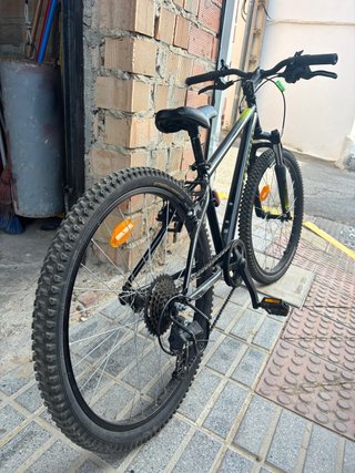 Bicicleta de montaña negra