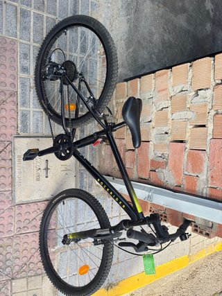 Bicicleta de montaña negra