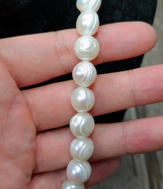 Collar de perlas blancas