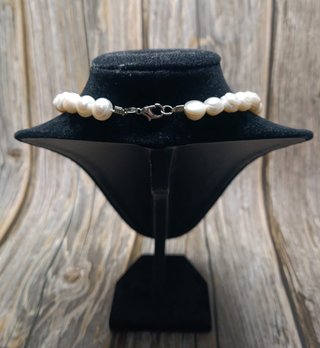 Collar de perlas blancas