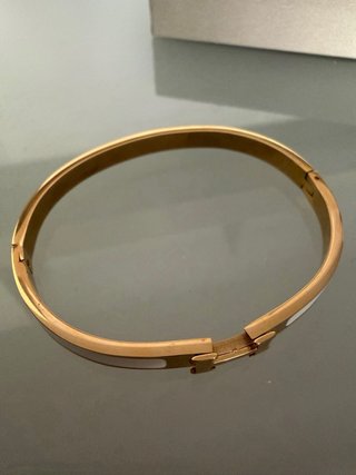 Brazalete blanco y dorado (nuevo).