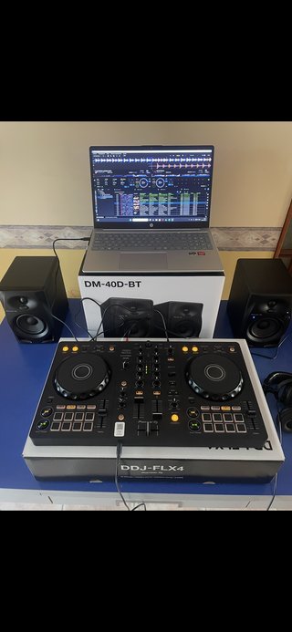 Mesa de mezclas DDJ-FLX 4 con altavoces DM 40D BT