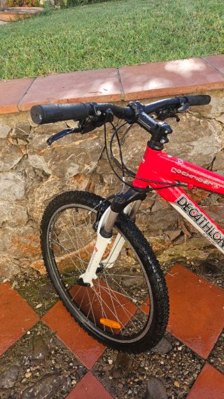 Bicicleta Montaña Decathlon Roja y Blanca