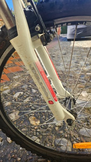 Bicicleta Montaña Decathlon Roja y Blanca