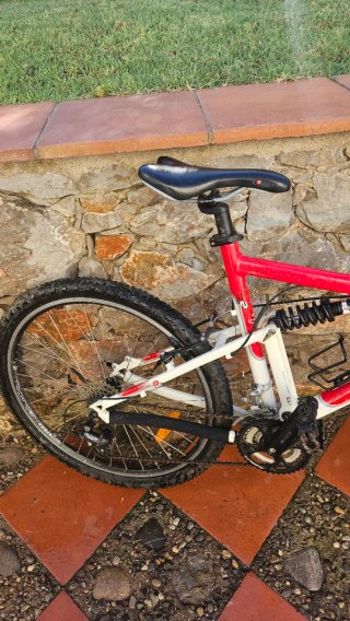 Bicicleta Montaña Decathlon Roja y Blanca