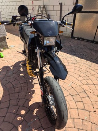 Yamaha DT 125 X Supermotard Negra y Dorada