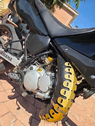 Yamaha DT 125 X Supermotard Negra y Dorada