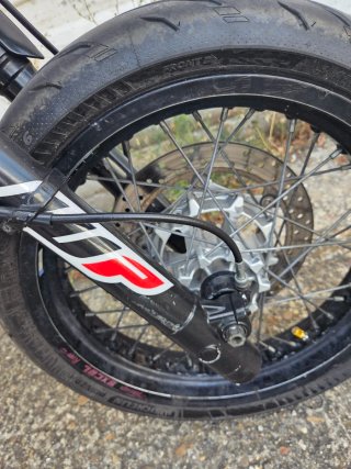 Yamaha DT 125 X Supermotard Negra y Dorada