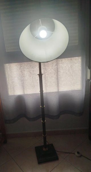 Lámpara de pie con base de mármol