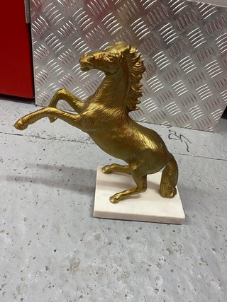 Escultura de Caballo Dorado