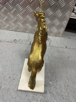 Escultura de Caballo Dorado