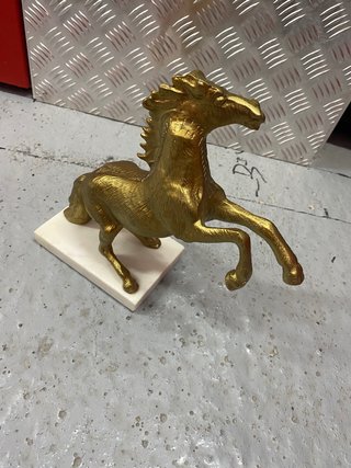 Escultura de Caballo Dorado