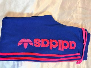 Pantalón chándal Adidas azul marino con detalles