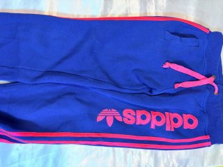 Pantalón chándal Adidas azul marino con detalles