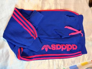 Pantalón chándal Adidas azul marino con detalles