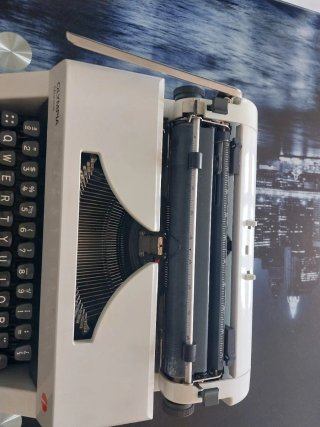 Máquina de escribir Olympia Monica.