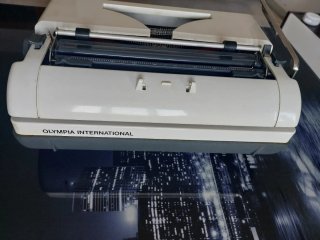 Máquina de escribir Olympia Monica.