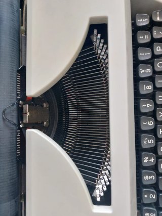 Máquina de escribir Olympia Monica.