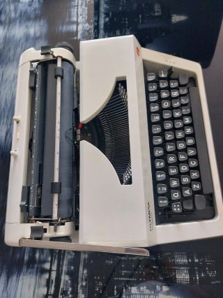 Máquina de escribir Olympia Monica.